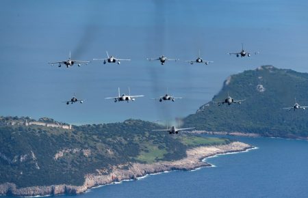 Spiegel: «Η Ελλάδα θέλει να προσελκύσει αμυντικούς κολοσσούς»