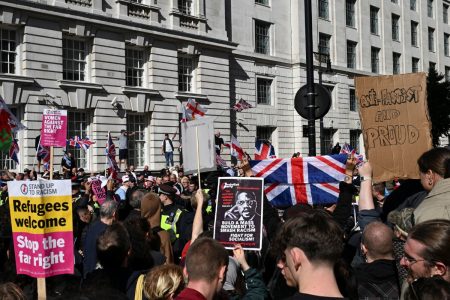 «Unite the Kingdom»: Χιλιάδες στους δρόμους του Λονδίνου σε διαδήλωση κατά των μεταναστών