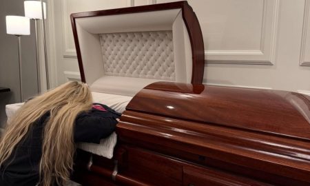 Έρικα Κερκ: Η στιγμή που καταρρέει πάνω στο φέρετρο του Τσάρλι – Βίντεο