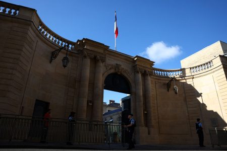 Γαλλία: Τι σηματοδοτεί η υποβάθμιση από τη Fitch – Οι προκλήσεις Λεκορνί, ο κίνδυνος