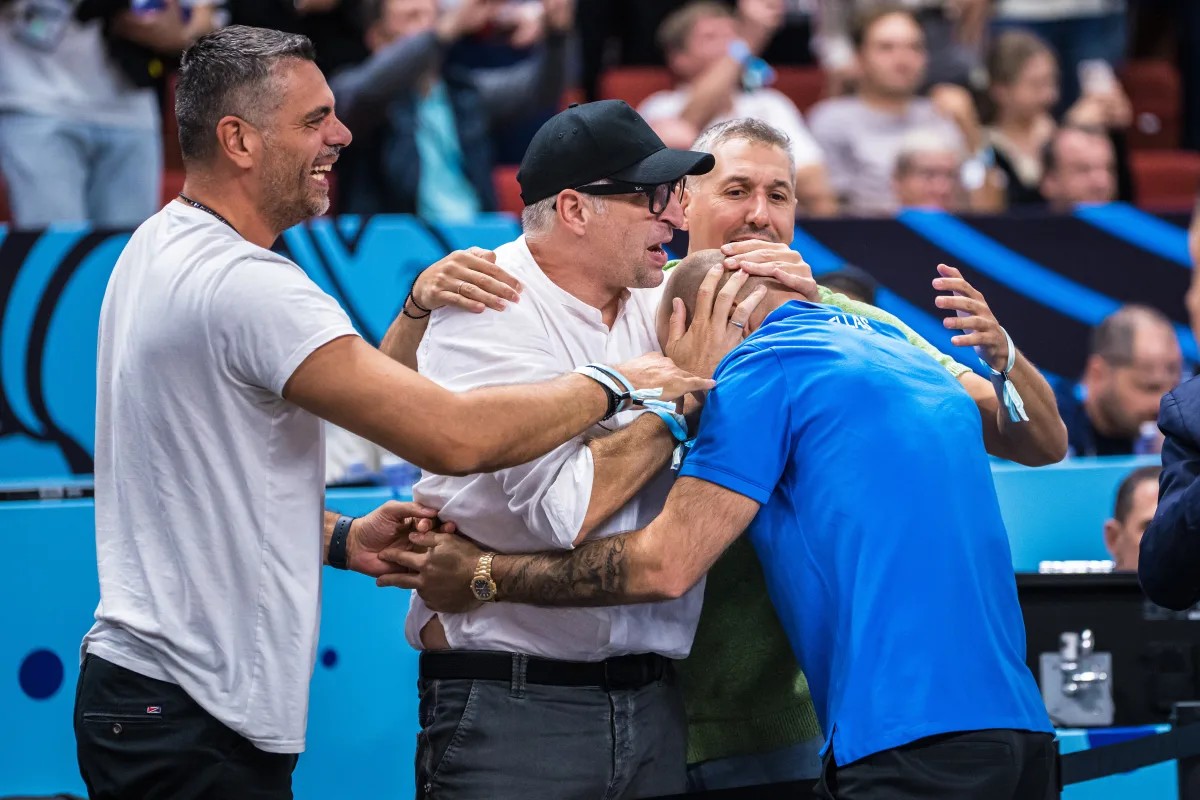 Eurobasket: Η αγκαλιά των Παπαλουκά, Διαμαντίδη, Τσαρτσαρή στον Σπανούλη