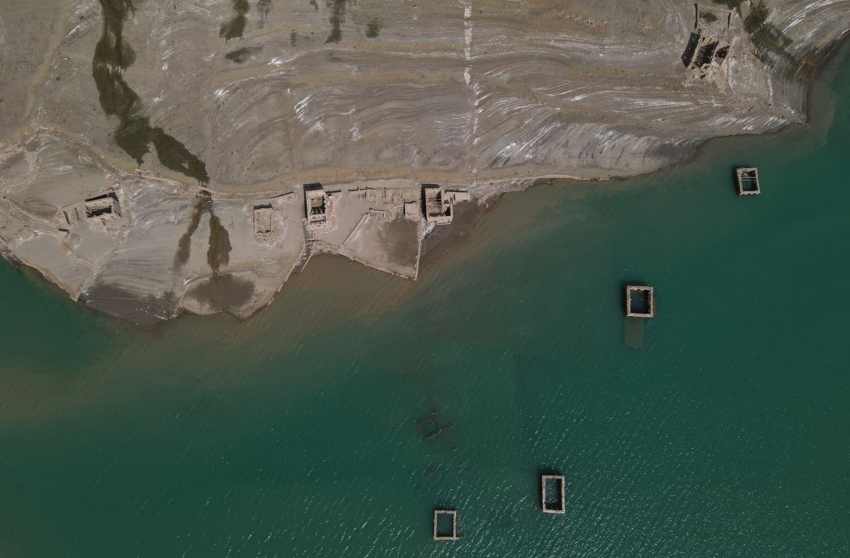 Λίμνη Μόρνου: «Στη χειρότερη κατάσταση της τελευταίας δεκαετίας» – Καθηλωτικά πλάνα από drone