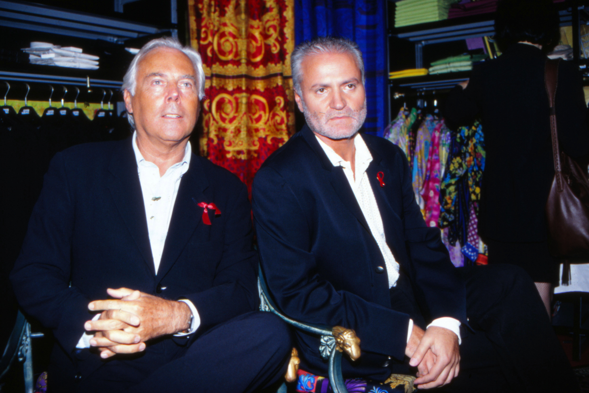 Αρμάνι VS Βερτσάτσε: Ο αρχιτέκτονας του μινιμαλισμού και ο αυτοκράτορας της υπερβολής