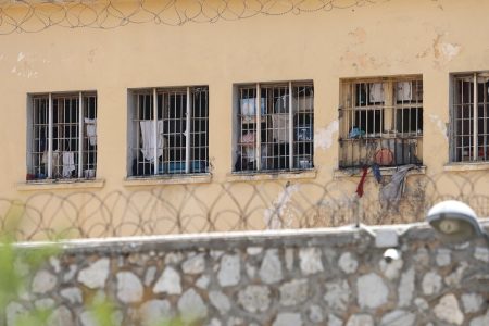 Έφοδος της ΕΛ.ΑΣ. σε κελιά του Κορυδαλλού – Βρέθηκαν μαχαίρι και κινητά