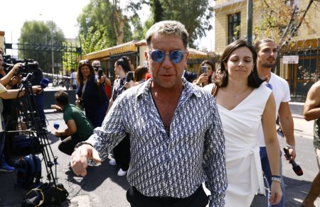 Γιώργος Μαζωνάκης: Ο κοριός στο σαλόνι και η μήνυση στην αδελφή του