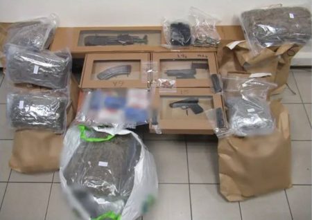 Θεσσαλονίκη: Όπλα, πυροκροτητές και 27 κιλά κάνναβης εντοπίστηκαν μετά τη σύλληψη μελών εγκληματικής οργάνωσης
