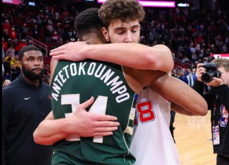 Αντετοκούνμπο: «Ο αθλητισμός ενώνει, δεν διχάζει» – Η ανάρτηση αγκαλιά με τον Σενγκούν