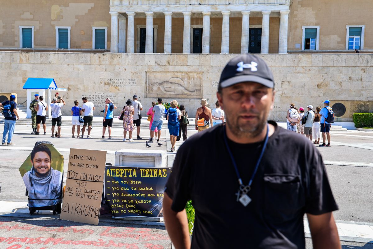 Τέμπη: «Μου έδωσαν φέρετρο κλειστό, αμφιβάλλω τι υπάρχει μέσα»