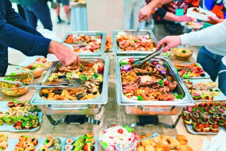 Γιατί τα ξενοδοχείο κόβουν τον μπουφέ – Η παγίδα σπατάλης, 1 δισ. γεύματα στον κάδο