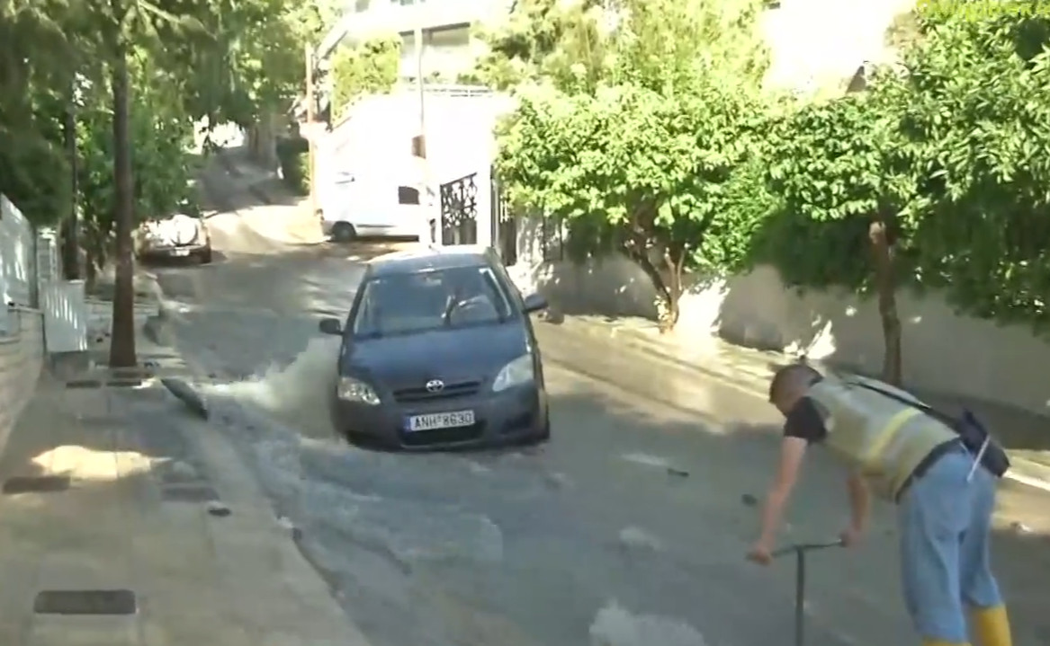 Ασύλληπτη σπατάλη νερού στη Βούλα – Εξερράγη αγωγός