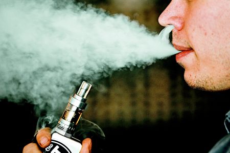 Έσκασε ηλεκτρονικό τσιγάρο στο στόμα άνδρα, κάηκαν τα ούλα του