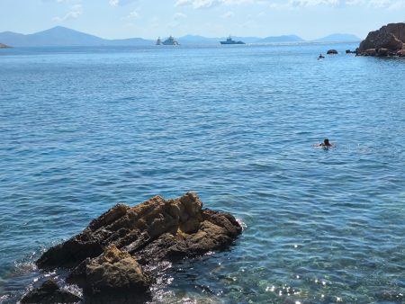 Καιρός: «Καλοκαίρι διαρκείας» με μελτέμια και ανομβρία