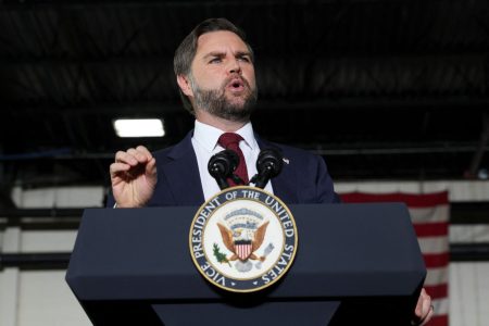 Ο Τζέι Ντι Βανς έσπασε την παράδοση 75 ετών των ξυρισμένων (αντι)προέδρων