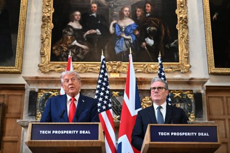 Τραμπ – Στάρμερ: Μοναδικός ο δεσμός ΗΠΑ – Βρετανίας, στόχος η ενίσχυση της Ουκρανίας