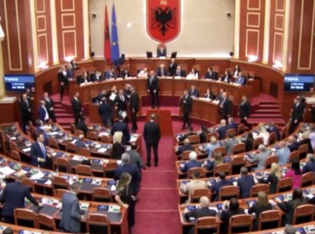 Σκηνές χάους στη Βουλή της Αλβανίας: Πέταξαν βιβλίο και μπουκάλι στο Ράμα λόγω της «Ντιέλα»