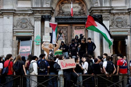 Γαλλία: «Πολεμικό» το κλίμα στους δρόμους με αφορμή τη γενική απεργία