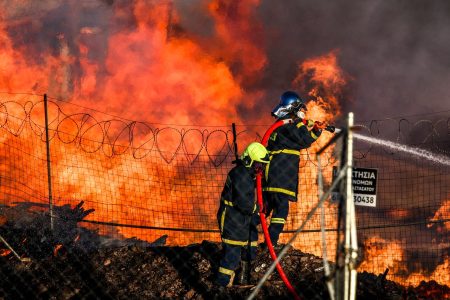 Φωτιά στο Μενίδι – Οι φλόγες πέρασαν σε διπλανό εργοστάσιο
