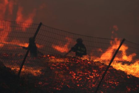 Μενίδι: Καλύτερη η εικόνα της φωτιάς, ζημιές σε εργοστάσιο – Προειδοποίηση για επικίνδυνους καπνούς