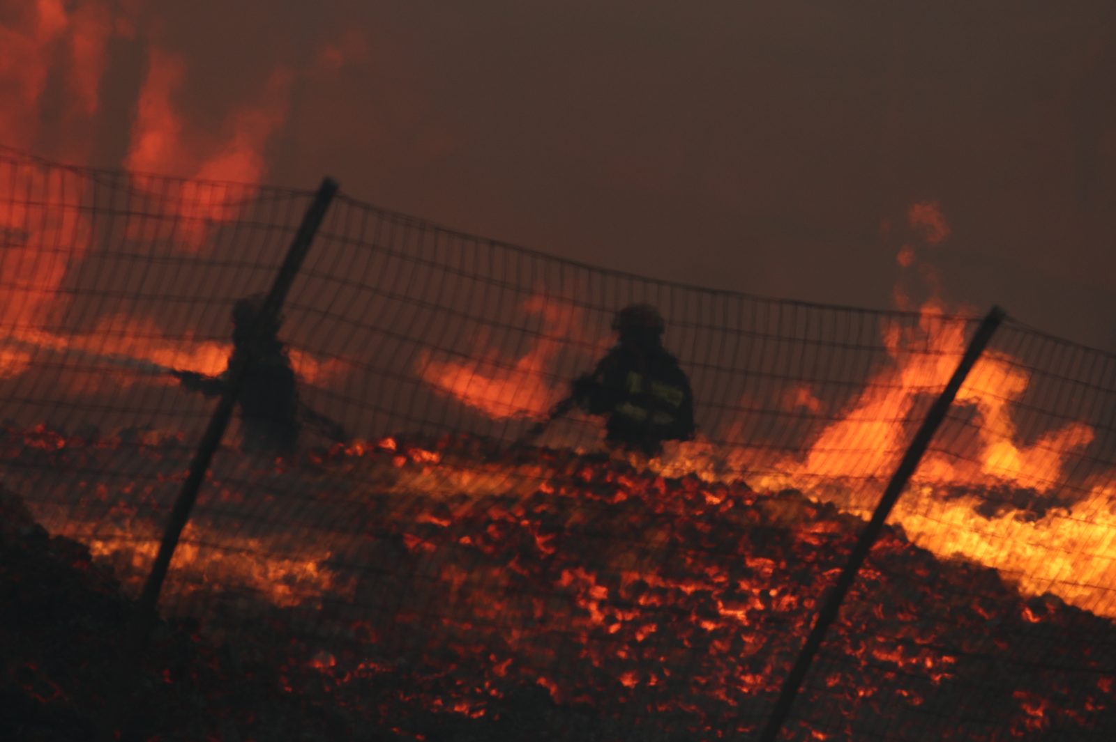 Μενίδι: Καλύτερη η εικόνα της φωτιάς, ζημιές σε εργοστάσιο – Προειδοποίηση για επικίνδυνους καπνούς