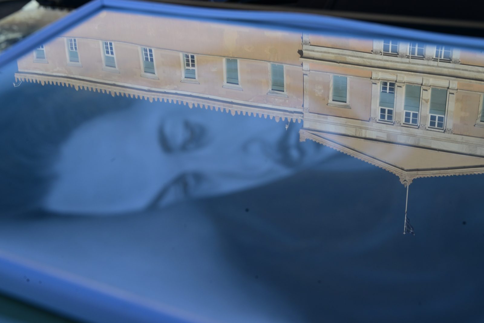 Τόσο μακριά, τόσο κοντά