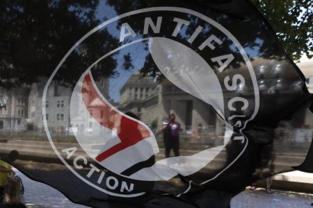 Στο στόχαστρο του Τραμπ η «Antifa»: Πώς έγινε ο «μεγάλος τρομοκράτης»;
