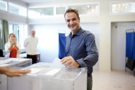 Δημοσκόπηση Metron Analysis: 42 έδρες θα έχανε η ΝΔ αν διεξάγονταν τώρα εκλογές – Δεν περνούν τον πήχη τα μέτρα της ΔΕΘ