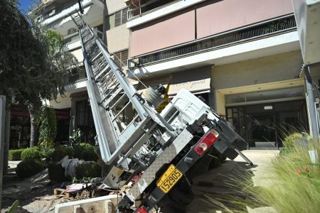 Γλυφάδα: Η στιγμή που γερανοφόρο όχημα έπεσε πάνω σε κατάστημα εστίασης