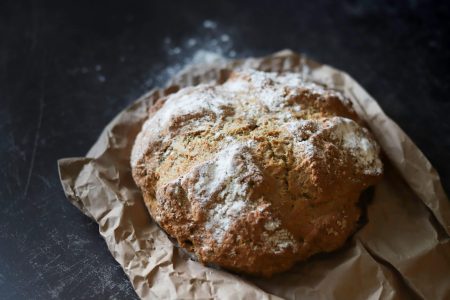 Ο παραδοσιακός ξυλόφουρνος του Τάσου, που δίνει ψωμί σε όλη την Αθήνα