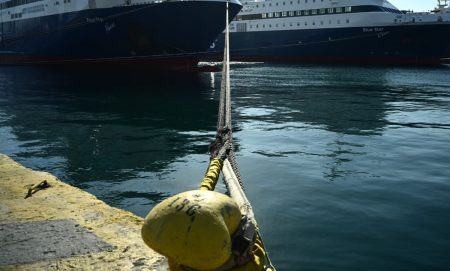 Αυτοκίνητο έπεσε στο λιμάνι του Πειραιά – Κατάφερε να βγει ο οδηγός