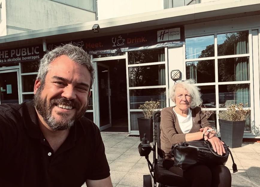 Πέθανε η μητέρα του Πυγμαλίωνα Δαδακαρίδη – «Ξεκουράσου μάνα μου»