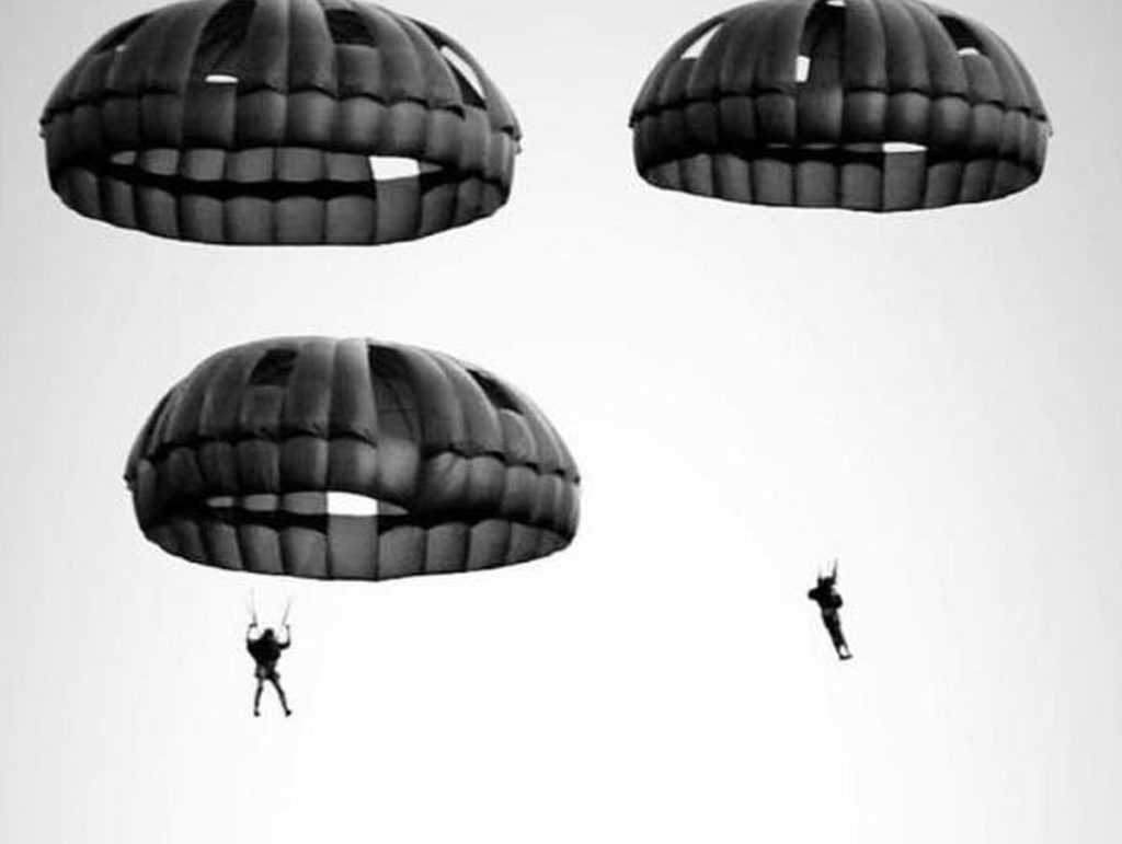 «FALCON LEAP-25»: Εντυπωσιακή άσκηση με αλεξιπτωτιστές να κάνουν άλματα (εικόνες)