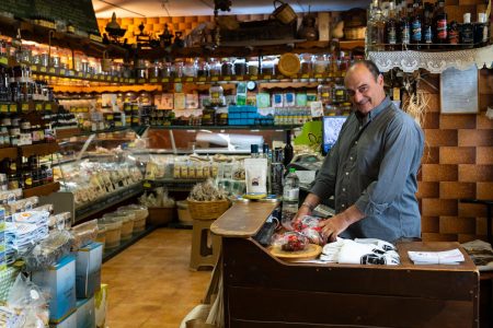 Στο παντοπωλείο του Κώστα, του επίμονου Συριανού μπακάλη