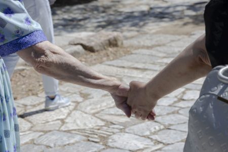 «Φιλία σε κάθε Ηλικία»: Μία ανθρώπινη γέφυρα για την αντιμετώπιση της μοναξιάς