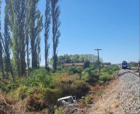 Τρένο συγκρούστηκε με φορτηγάκι στο Σουφλί – Επιχείρηση απεγκλωβισμού επιβατών