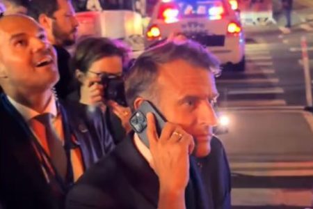 Μακρόν: Μπλόκο στο αυτοκίνητό του για να περάσει ο Τραμπ [Βίντεο]