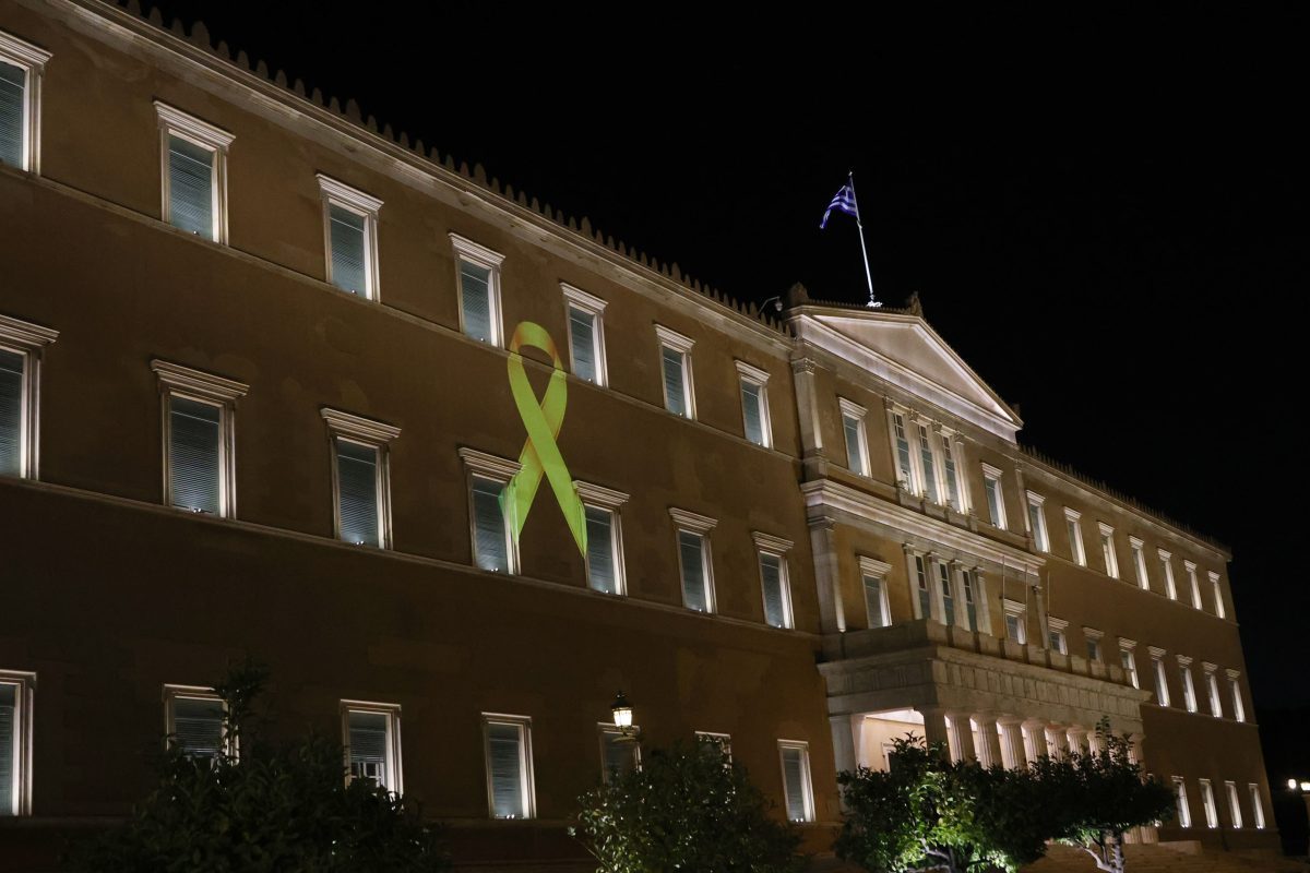 Το κοινοβούλιο φωτίζεται με το σύμβολο της μάχης κατά του παιδικού και εφηβικού καρκίνου