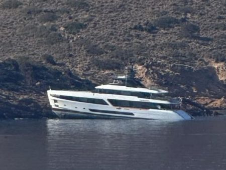 Θαλαμηγός προσέκρουσε στην βραχονησίδα Πάτροκλος, ανοιχτά του Σουνίου