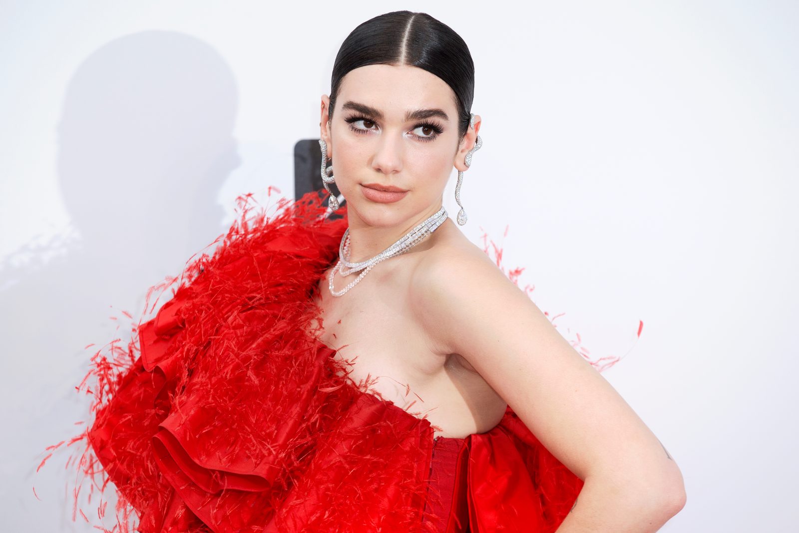 Dua Lipa: Όλη η αλήθεια για την «απόλυση» του μάνατζέρ της λόγω Παλαιστίνης