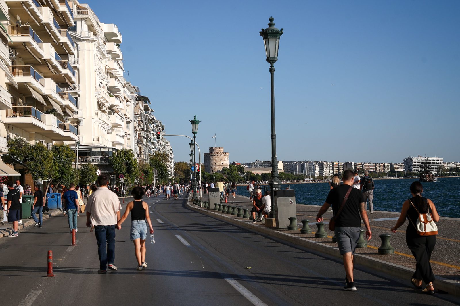 Airbnb: «Κόφτη» σε Θεσσαλονίκη, Χανιά και σε άλλες περιοχές σχεδιάζει η κυβέρνηση – Τι αλλάζει στη φορολογία