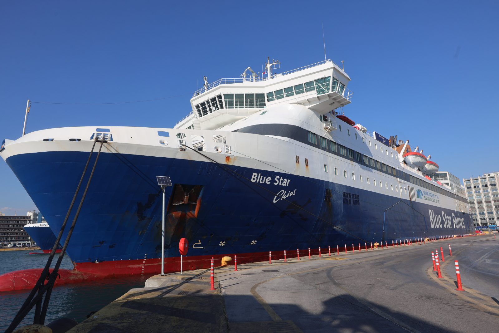 Blue Star Chios: Στο μικροσκόπιο βίντεο που κατέγραψε το δυστύχημα – Απεργία στο λιμάνι του Πειραιά