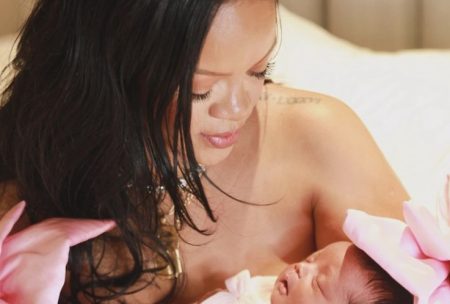 Η Rihanna έφερε στον κόσμο την πρώτη της κόρη – Η φωτογραφία και το όνομα