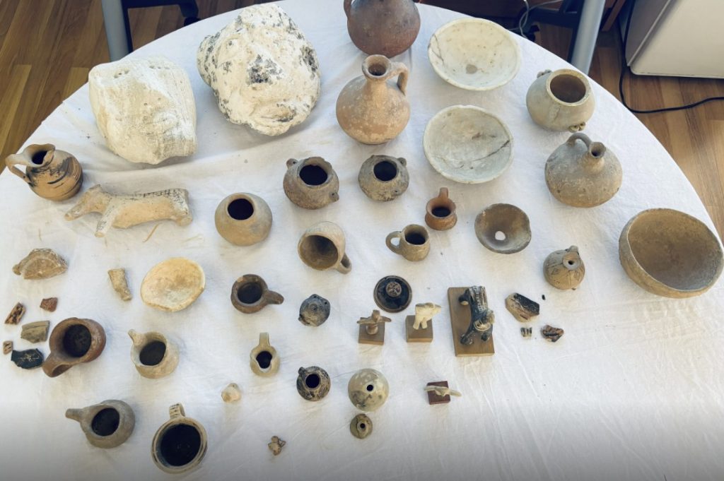 Μακάβριο εύρημα σε διαμέρισμα στην Αττική: 77χρονος κρατούσε ανθρώπινο έμβρυο σε φιάλη και αρχαία