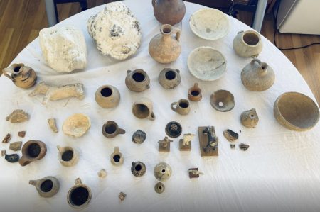 Μακάβριο εύρημα σε διαμέρισμα στην Αττική: 77χρονος κρατούσε ανθρώπινο έμβρυο σε φιάλη και αρχαία