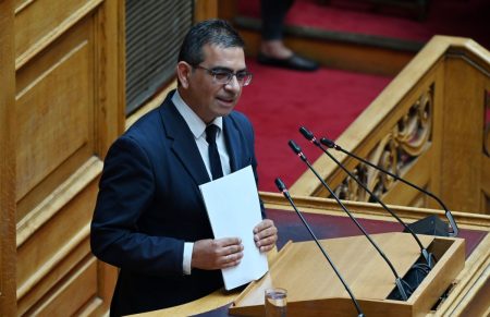 Πώς δικαιολογεί η ΝΔ τα χρέη που χάριζε ο Γιώργος Σταμάτης στις οικογένειες θυμάτων των Τεμπών