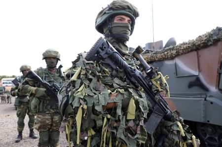 Στρατιωτική θητεία με drones και επαγγελματική κατάρτιση – Τι εξετάζεται για τις γυναίκες