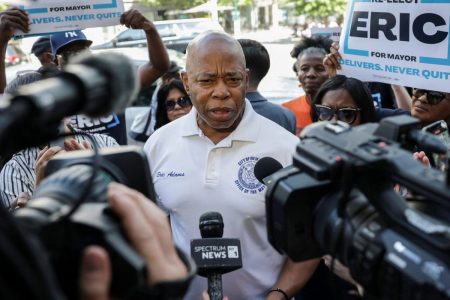 ΗΠΑ: Αποσύρεται από τις εκλογές της Νέας Υόρκης ο απερχόμενος δήμαρχος Έρικ Άνταμς