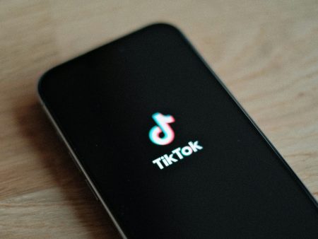 TikTok: Πώς ο Τραμπ κατάφερε να δώσει τον έλεγχό του σε Αμερικανούς