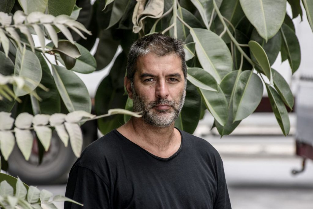 Μπισμπίκης: Πήρε σβάρνα σταθμευμένα Ι.Χ. και έφυγε – Σήμερα στον εισαγγελέα