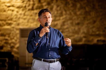 Δρ. Μανόλης Στρατάκης: Σχεδιάζοντας τις σύγχρονες πόλεις με έμπνευση από τους καρχαρίες και τα τζιτζίκια