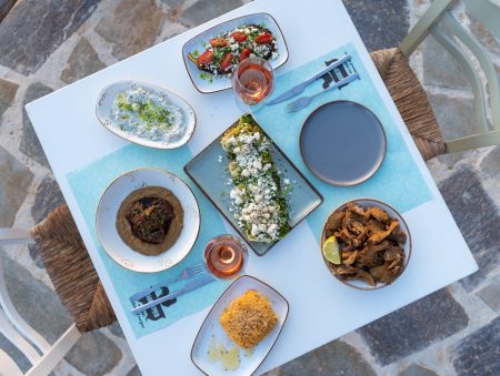 Σύρος: 3 στάσεις για φαγητό κι ένα καφενείο για κρασί και μεζέδες